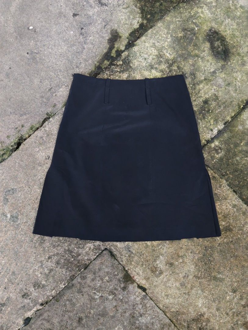 PRADA SKIRT (Category: Skirts) located in Talisay. Submitted by nooooooooooooooooy (Listing ID 1469516777, Image 2). Description: SIZE 40 WAIST 30 LENGTH 21 EXCELLENT NO FLAWS.