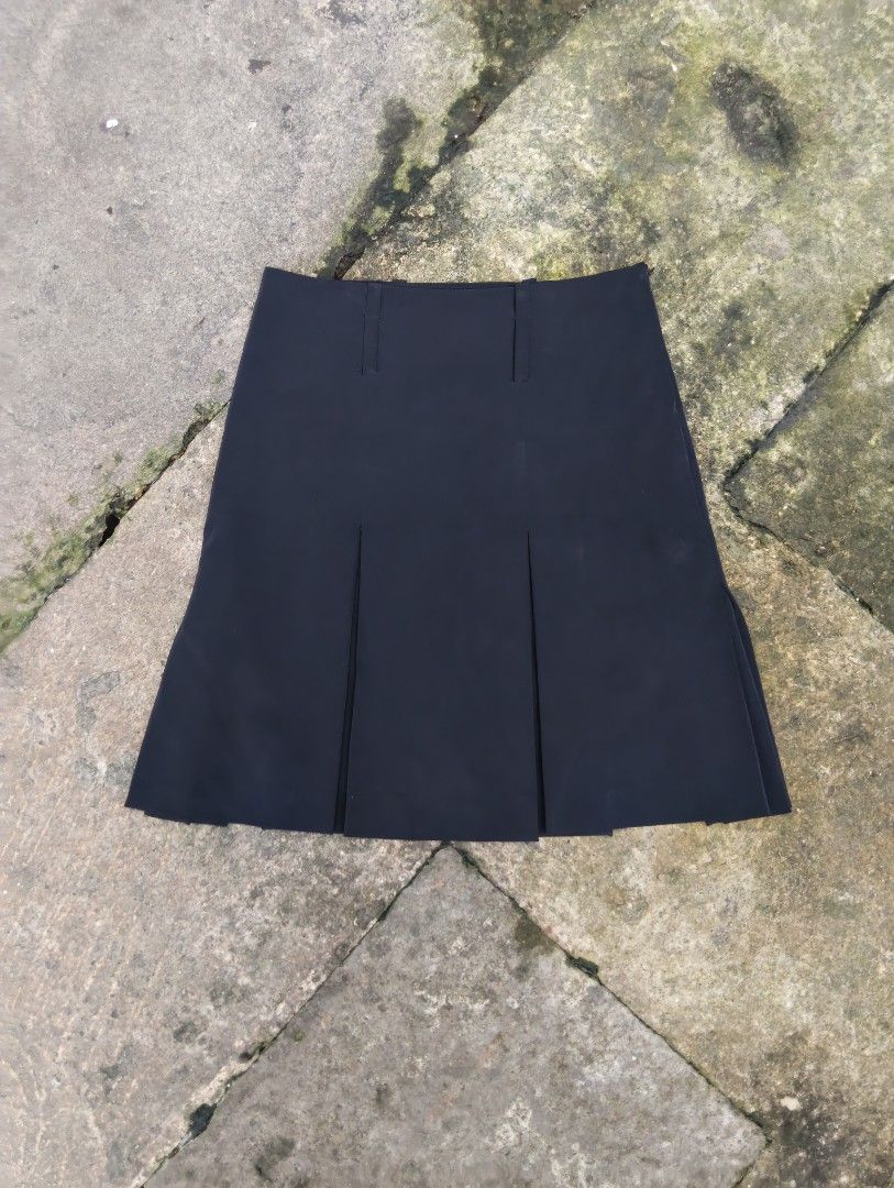 PRADA SKIRT (Category: Skirts) located in Talisay. Submitted by nooooooooooooooooy (Listing ID 1469516777, Image 1). Description: SIZE 40 WAIST 30 LENGTH 21 EXCELLENT NO FLAWS.
