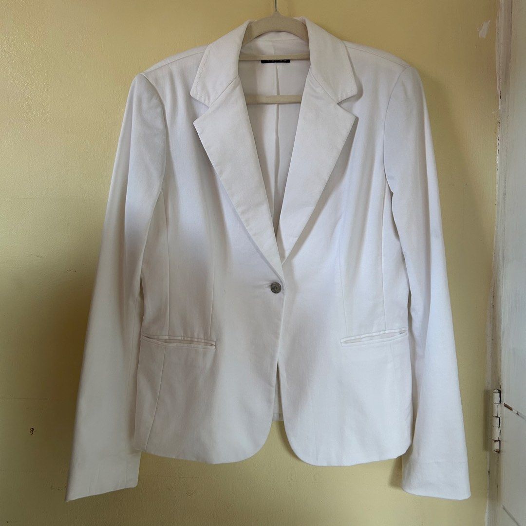 Preloved | TAHARI White Blazer (Category: Coats, Jackets and Outerwear) located in Caloocan City. Submitted by trisdeclutters (Listing ID 1469441928, Image 1). Description: Last price already Original TAHARI Bust: 38" when closed Length: 25" Sleeve length: 24.5" With inner lining With 2 front pockets With shoulder pads No flaws, good as new ‼️no reservations, exchange, cancellation, return, refund‼️.