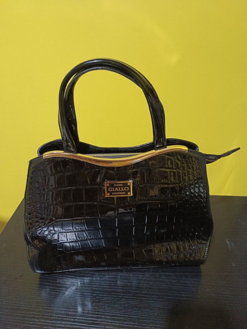 Pre-loved bags (Category: Shoulder Bags) located in Quezon City. Submitted by j5789 (Listing ID 1469439499, Image 1). Description: Preloved bags, more discount if will take all. Mostly are never used and slightly used..