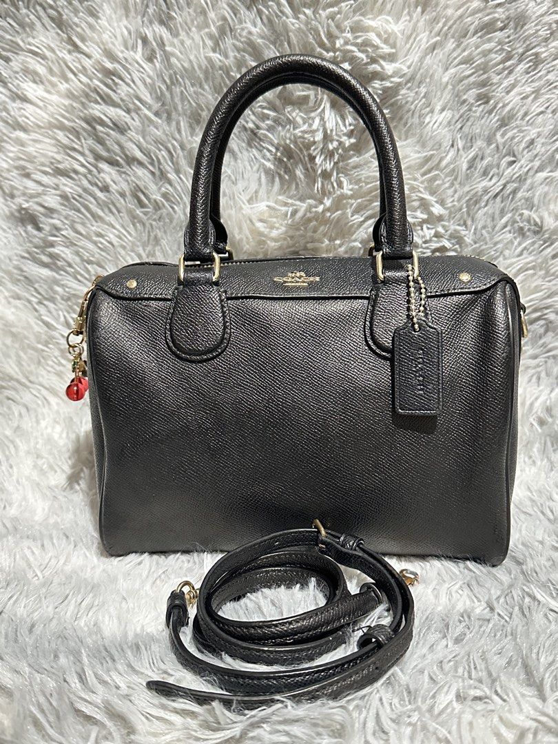 Preloved coach mini bennett black original 💯 (Category: Cross-body Bags) located in Caloocan City. Submitted by rqueenluxuryph (Listing ID 1469563684, Image 1). Description: Preloved coach mini bennett original 💯 Condition rate: 8/10 Honest issue: zipper puller lost Creed bakbak Hardware faded and scratches over all maganda ang condition ng bag .