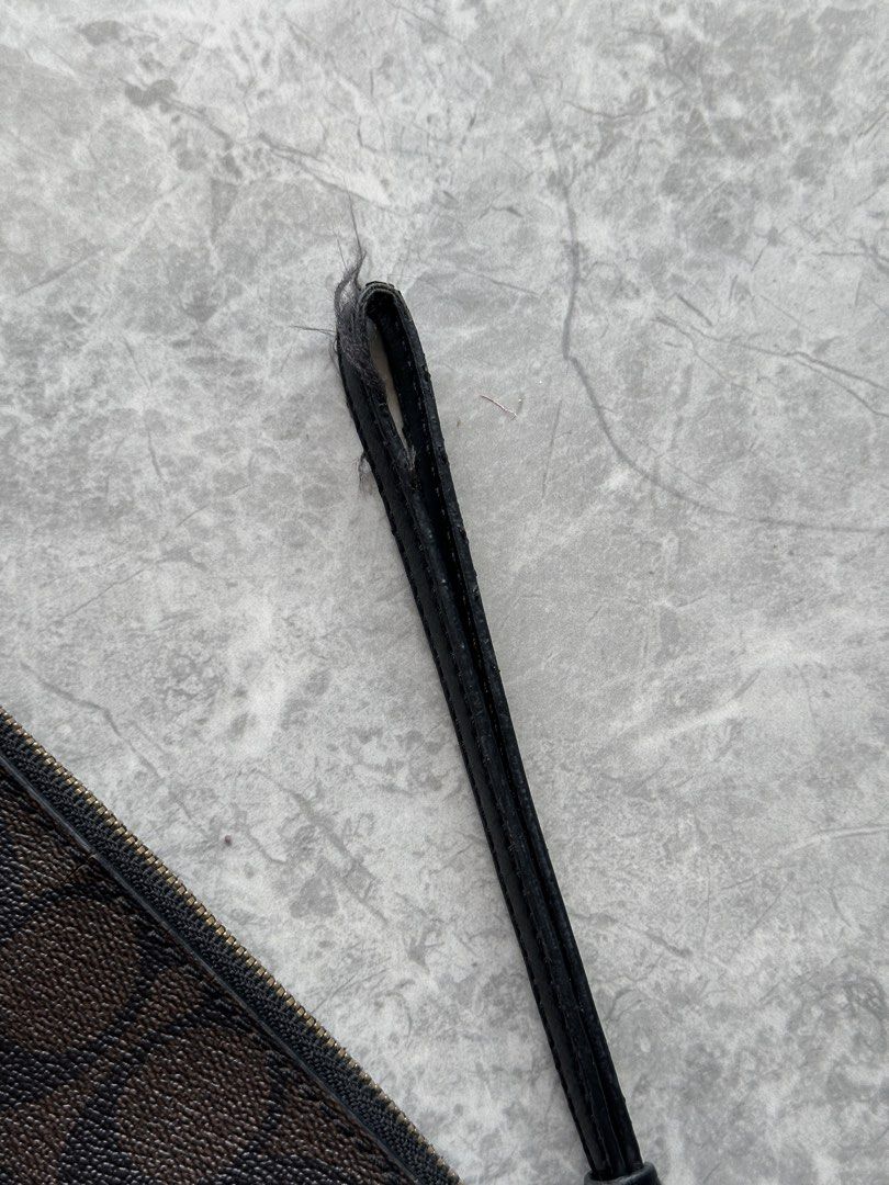 Preloved Coach Wristlet (Category: Wallets & Card holders) located in Manila. Submitted by angc_finds (Listing ID 1469419586, Image 3). Description: Please check photos for issues ₱600 📍Marina, Parañaque.