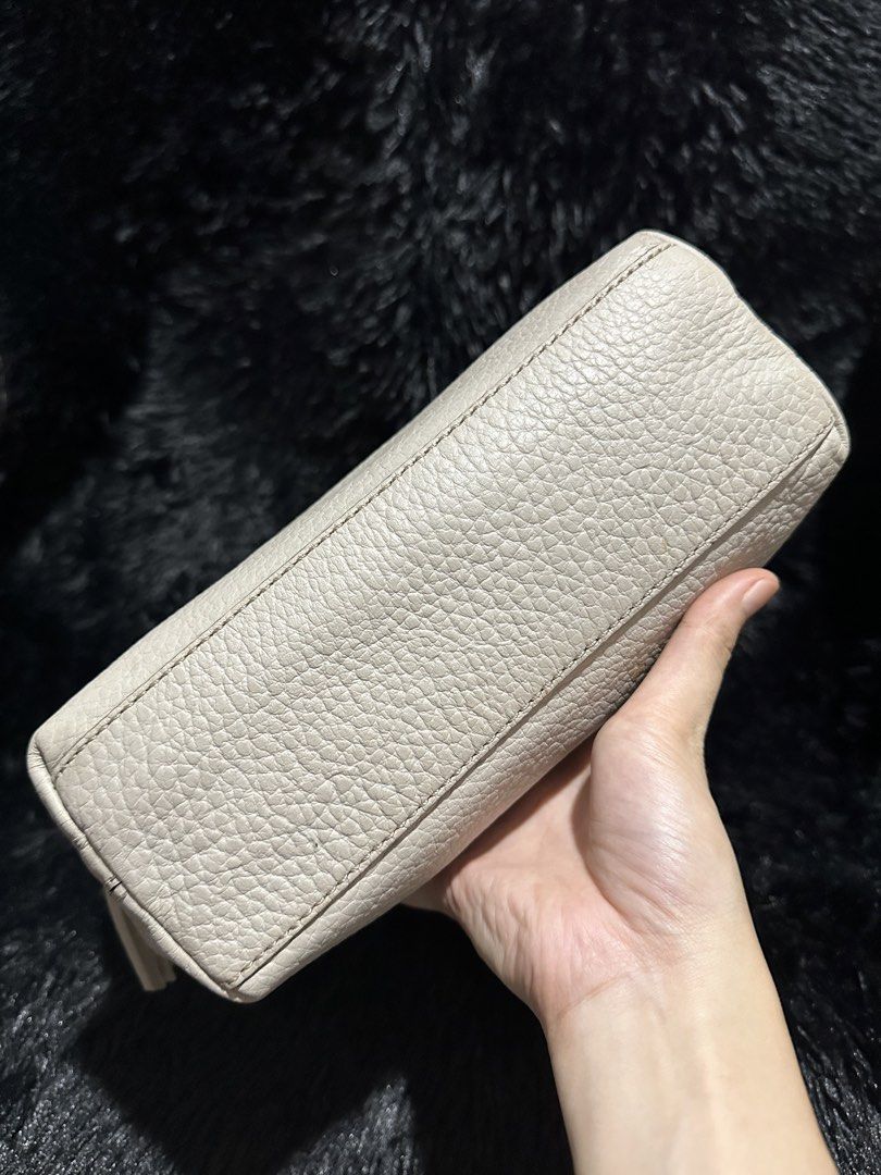 Preloved katespade top handle sling bag original 💯 (Category: Cross-body Bags) located in Caloocan City. Submitted by rqueenluxuryph (Listing ID 1469528400, Image 3). Description: Preloved katespade top handle sling bag original 💯 Condition rate:8/10 Honest issue:,ung embossed logo nya sa harap burado na. Leather is very ok, un lang po issue and sign of usage na din .