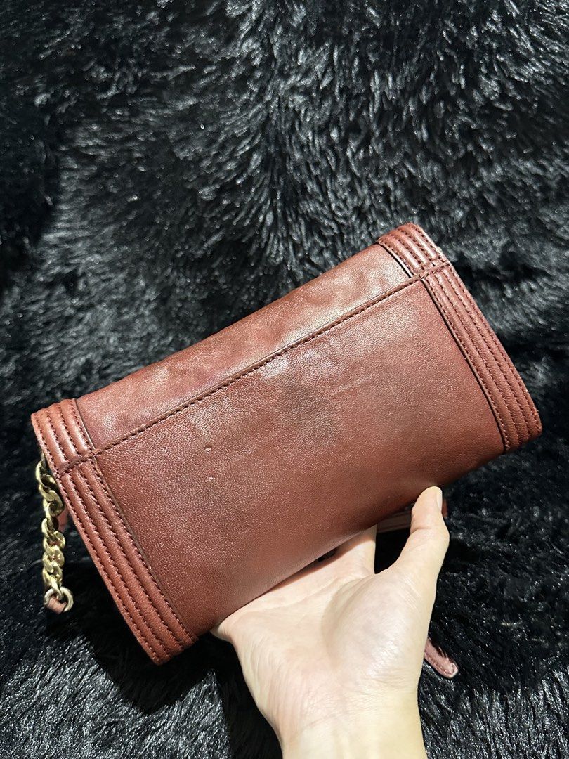 Preloved Mk Fulton bombe original 💯 (Category: Cross-body Bags) located in Caloocan City. Submitted by rqueenluxuryph (Listing ID 1469558380, Image 2). Description: Preloved mk Fulton bombe sling bag original Small Maroon Leather material Condition rate:8/10 Honest issue: gold hardware tarnish or fadings and scrathes. Minor rubs sa leather na sobrang liit Over all bag is in good condition .