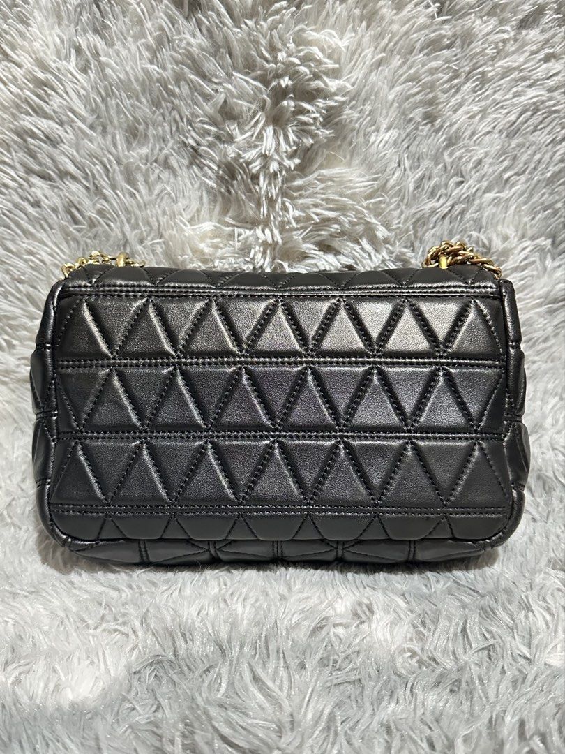 Preloved Mk Quilted flap bag original 💯 (Category: Cross-body Bags) located in Caloocan City. Submitted by rqueenluxuryph (Listing ID 1469564069, Image 2). Description: Preloved mk quilted flap bag original 💯 Condition rate: 8/10 Honest issue: chain hardware tarnish UN lng po .
