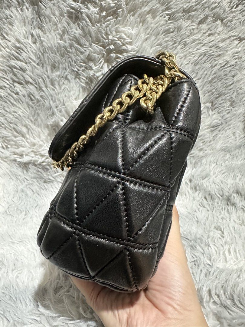 Preloved Mk Quilted flap bag original 💯 (Category: Cross-body Bags) located in Caloocan City. Submitted by rqueenluxuryph (Listing ID 1469564069, Image 3). Description: Preloved mk quilted flap bag original 💯 Condition rate: 8/10 Honest issue: chain hardware tarnish UN lng po .