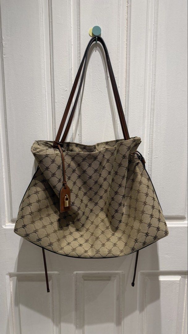 Preloved Well-Loved Bags (Category: Tote Bags) located in Manila. Submitted by annamacuto (Listing ID 1469465135, Image 3). Description: Send me pic for the price po Price range - 700 - 3500.