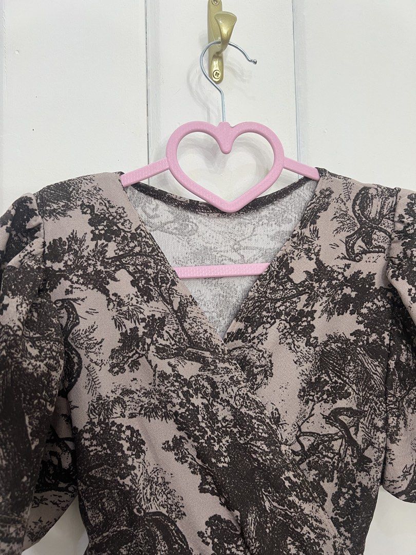 Printed Maxi dress fits Medium to Large (Category: Dresses) located in Quezon City. Submitted by justlei (Listing ID 1469459794, Image 3). Description: BRAND NEW!!! NEVER WORN. - Design: All-over Toile de Jouy nature print in taupe and dark brown - Neckline & Sleeves: V-neckline with short flutter sleeves and padded shoulders - Waistline: Comfortable elastic waist complete with a matching self-tie fabric belt - Skirt: Flowing, tiered skirt sectio