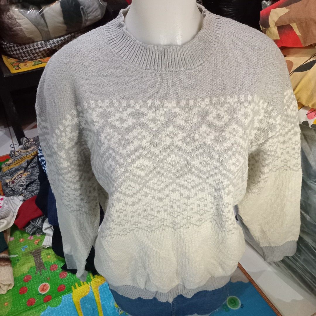 Printed pull up sweater (Category: Coats, Jackets and Outerwear) located in Angono. Submitted by thrifted.fashionshop (Listing ID 1469555067, Image 1). Description: Fit - xl *knitted *close neck *printed design <COLORS MAY VARY DUE TO LIGHTING> MOP : Gcash only COURIER : Jnt / Lalamove REMINDER : Shipping fee ay hindi kasama sa presyo ng item.