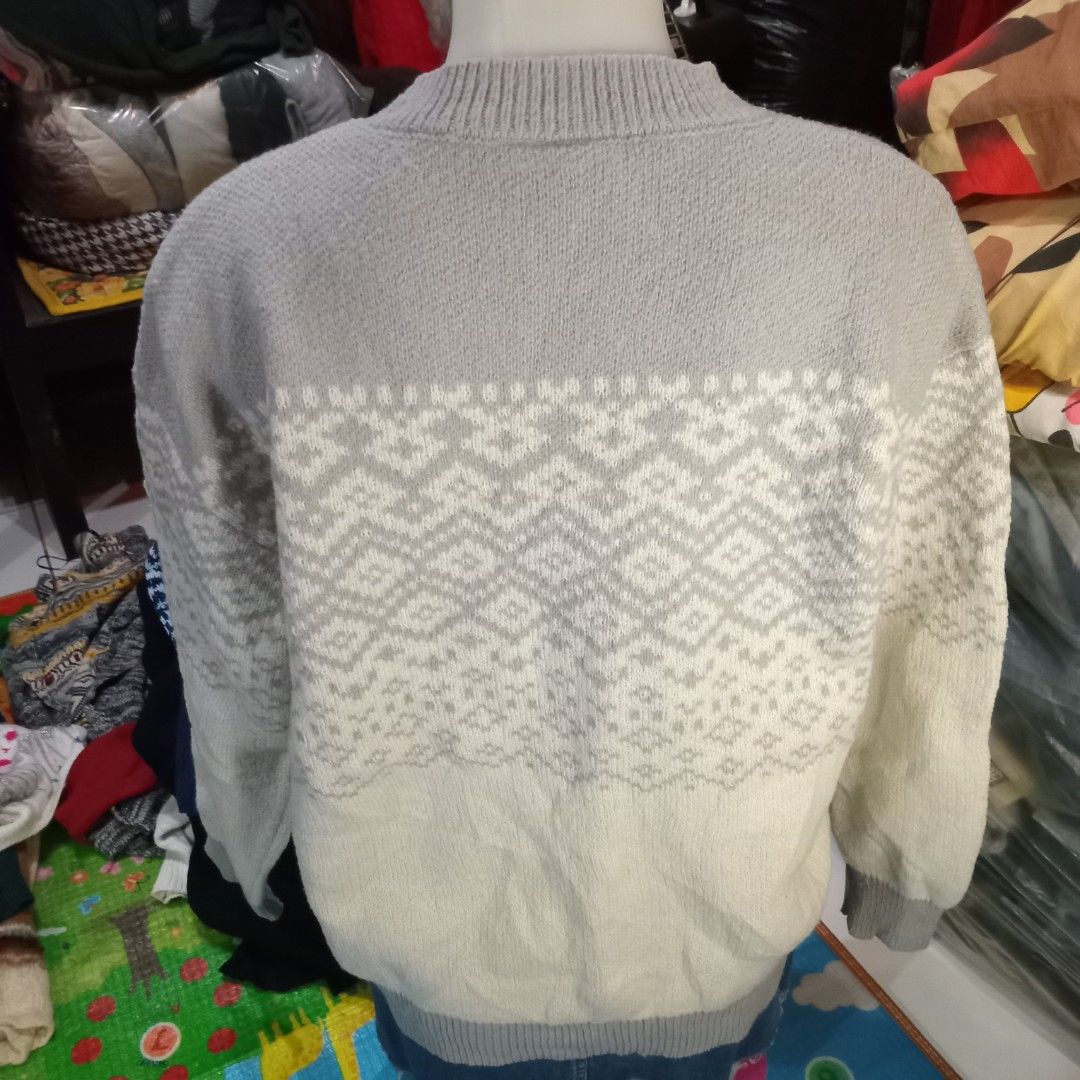 Printed pull up sweater (Category: Coats, Jackets and Outerwear) located in Angono. Submitted by thrifted.fashionshop (Listing ID 1469555067, Image 2). Description: Fit - xl *knitted *close neck *printed design <COLORS MAY VARY DUE TO LIGHTING> MOP : Gcash only COURIER : Jnt / Lalamove REMINDER : Shipping fee ay hindi kasama sa presyo ng item.