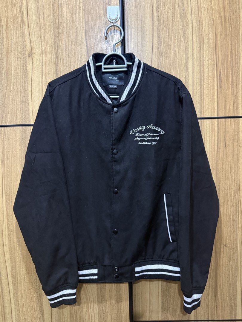 Pull & Bear - Bomber Jacket - Large Mens 28 x 22 (Category: Coats, Jackets and Outerwear) located in Paranaque City. Submitted by jd7_prelovedclothing (Listing ID 1469461404, Image 1). Description: Length 28 in x Width 22 in Issue: Aluminum buttons paint chipped (washing machine). Can easily hide it with a black marker. Not thrifted.