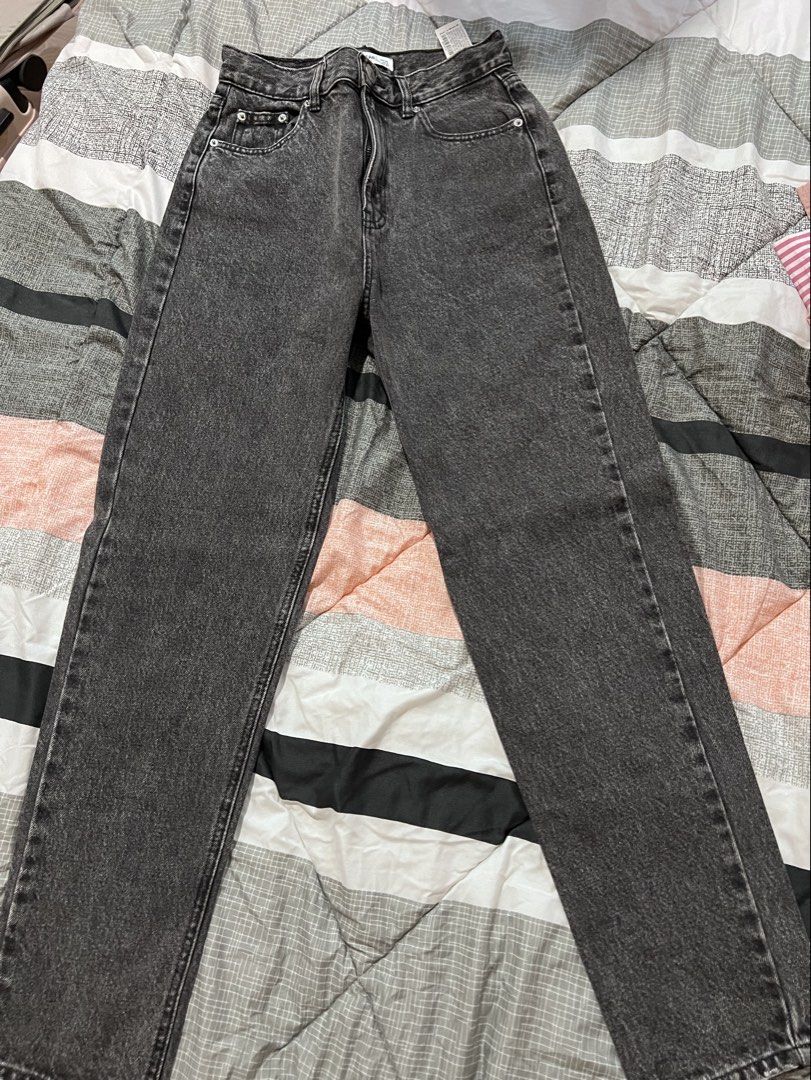 PULL & BEAR Dark Grey Wash Jeans (Category: Jeans) located in Manila. Submitted by sph_preloved (Listing ID 1469513868, Image 1). Description: Price not negotiable unless buying at least 5 items. No ww photos. Location: QC Mode of delivery: grab/lalamove SF to be shouldered by the buyer .