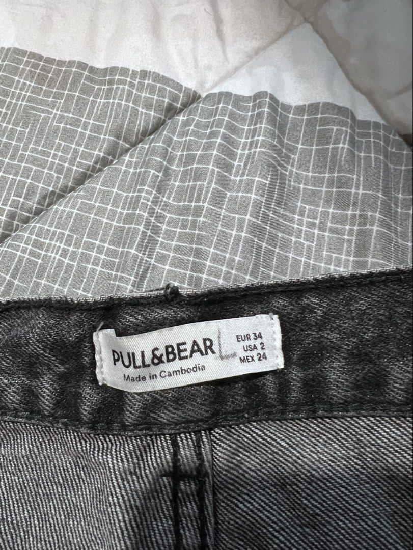 PULL & BEAR Dark Grey Wash Jeans (Category: Jeans) located in Manila. Submitted by sph_preloved (Listing ID 1469513868, Image 2). Description: Price not negotiable unless buying at least 5 items. No ww photos. Location: QC Mode of delivery: grab/lalamove SF to be shouldered by the buyer .