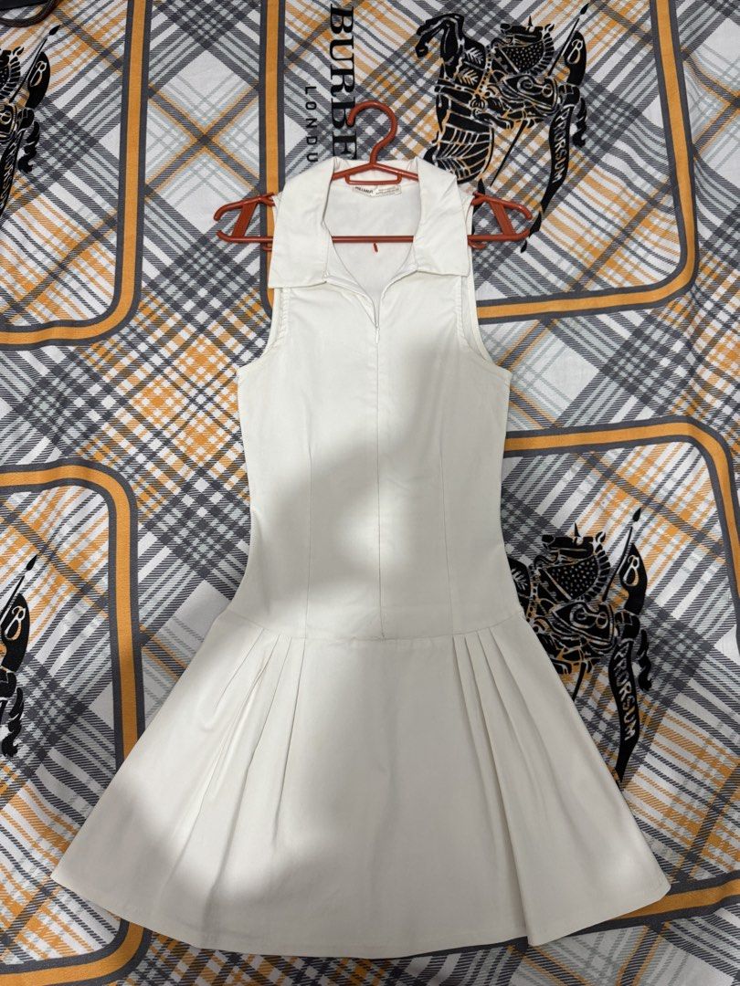 Pull & Bear White XS Sporty Dress (Category: Dresses) located in Manila. Submitted by lovedbykelly (Listing ID 1469499405, Image 1). Description: - super flattering & body hugging! - one of my fave dresses ⭐️.