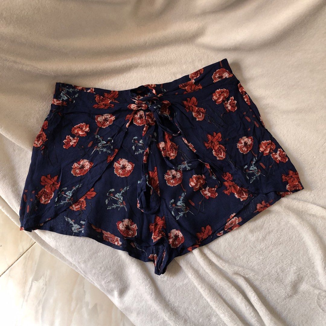 PULL& BEAR PRETTY SHORT (COLOR MAY VARY DUE TO LIGHTNING) (Category: Shorts) located in Davao. Submitted by kalipayweaves (Listing ID 1469411147, Image 1). Description: .