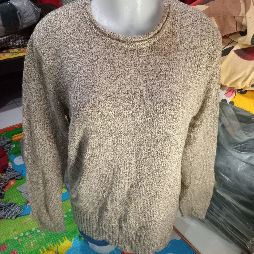 Pull up sweater (Category: Coats, Jackets and Outerwear) located in Angono. Submitted by thrifted.fashionshop (Listing ID 1469545692, Image 1). Description: Fit - large *round neck <COLORS MAY VARY DUE TO LIGHTING> MOP : Gcash only COURIER : Jnt / Lalamove REMINDER : Shipping fee ay hindi kasama sa presyo ng item.