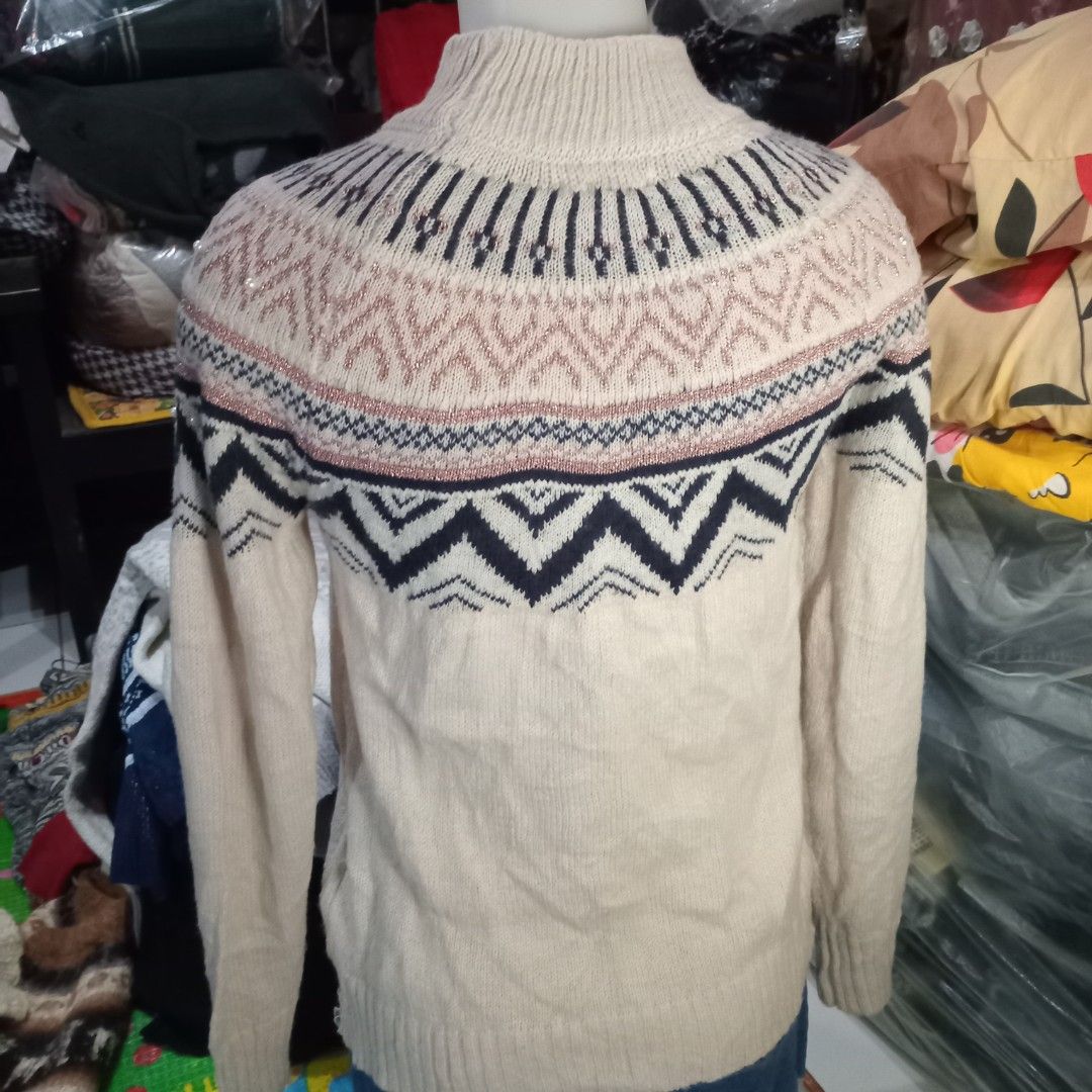 Pull up sweater (Category: Coats, Jackets and Outerwear) located in Angono. Submitted by thrifted.fashionshop (Listing ID 1469555828, Image 2). Description: Fit - xs to med *knitted *close neck *with pearl beads design <COLORS MAY VARY DUE TO LIGHTING> MOP : Gcash only COURIER : Jnt / Lalamove REMINDER : Shipping fee ay hindi kasama sa presyo ng item.