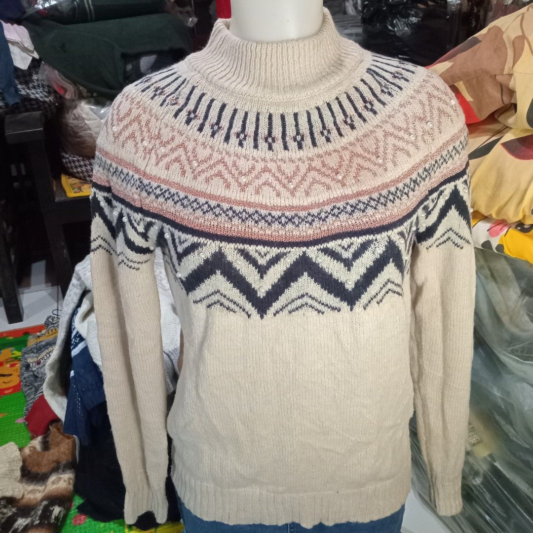 Pull up sweater (Category: Coats, Jackets and Outerwear) located in Angono. Submitted by thrifted.fashionshop (Listing ID 1469555828, Image 1). Description: Fit - xs to med *knitted *close neck *with pearl beads design <COLORS MAY VARY DUE TO LIGHTING> MOP : Gcash only COURIER : Jnt / Lalamove REMINDER : Shipping fee ay hindi kasama sa presyo ng item.