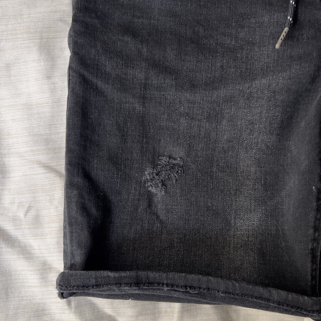 Pull&Bear Black Denim Shorts Skinny Fit Size 31 (Category: Shorts) located in Pasig City. Submitted by jenscloset86 (Listing ID 1469443399, Image 2). Description: Brand: PULL & BEAR Size: EUR 40; US 31 • Slightly used. • Stretchable. • No damage, no flaws Measurement: Waist: 31” Length: 18.5” Crotch: 11” .
