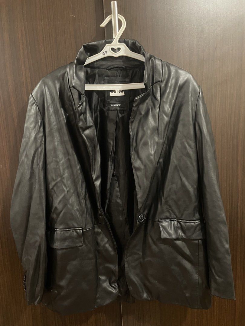 Pull&Bear Black Faux Leather Blazer Jacket (Category: Coats, Jackets and Outerwear) located in Quezon City. Submitted by urtaurusbby (Listing ID 1469518305, Image 1). Description: Stylish and easy to pair with different outfits. Perfect for everyday wear and layering! - Pre-loved - Flaking around the neck/collar area - May have minor signs of wear - Please iron it nalang yourself! 💰 Negotiable! RFS: Decluttering my closet! 📍 QC Selling as-is. P