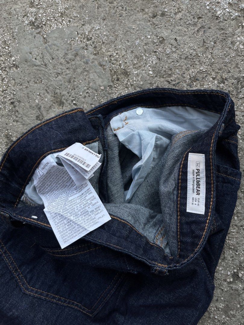 Pull&Bear Dark Blue Wide Leg Denim Jeans EUR 40 (Category: Jeans) located in Manila. Submitted by thrifttika (Listing ID 1469445941, Image 3). Description: - Brand: Pull&Bear - Style: Wide leg fit with front pleats and straight hem - Color: Dark blue / Clean indigo wash with contrast stitching - Size: EUR 40, USA 8, MEX 30 - Details: Back patch pockets, belt loops, standard button and zip fly closure - Condition: Excellent.