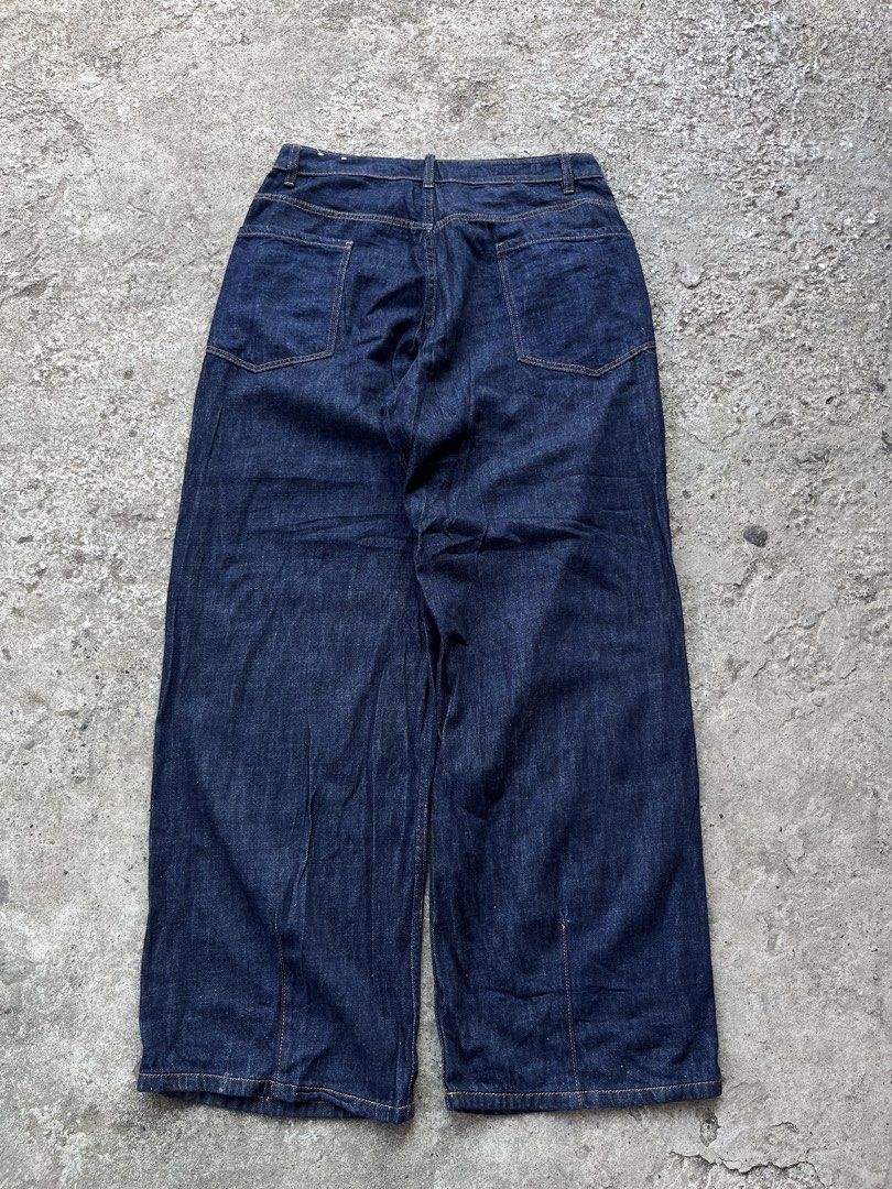Pull&Bear Dark Blue Wide Leg Denim Jeans EUR 40 (Category: Jeans) located in Manila. Submitted by thrifttika (Listing ID 1469445941, Image 2). Description: - Brand: Pull&Bear - Style: Wide leg fit with front pleats and straight hem - Color: Dark blue / Clean indigo wash with contrast stitching - Size: EUR 40, USA 8, MEX 30 - Details: Back patch pockets, belt loops, standard button and zip fly closure - Condition: Excellent.
