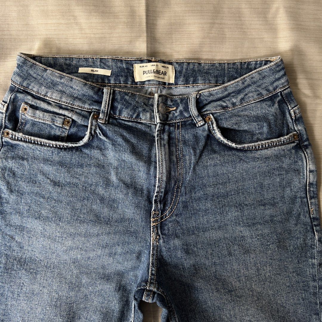 Pull&Bear Slim Denim Shorts EUR 40 (Category: Shorts) located in Pasig City. Submitted by jenscloset86 (Listing ID 1469434925, Image 2). Description: Brand: PULL & BEAR Size: EUR 40/ US 31 • No flaws, no damages. • Lightly used. • Stretch denim fabric. • Slim Fit Measurement: Waist: 31” Length: 18”.
