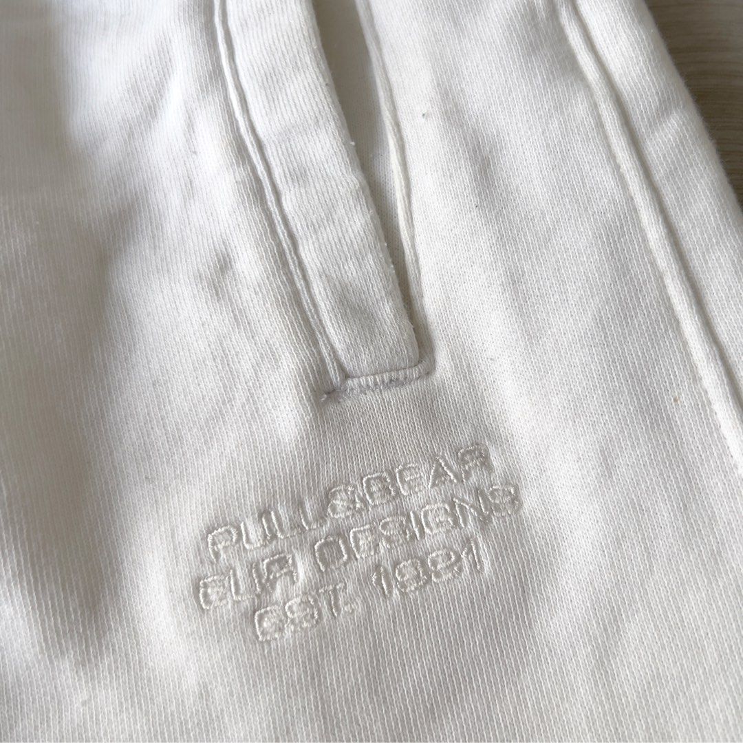 Pull&Bear White Sweat Shorts Size L (Category: Shorts) located in Pasig City. Submitted by jenscloset86 (Listing ID 1469468800, Image 3). Description: Brand: PULL & BEAR Size: Large • No flaws, no damages. • Lightly used. • Cotton Jersey shorts. Measurement: Waist: 34” Length: 19”.