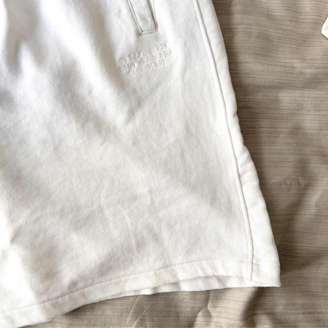 Pull&Bear White Sweat Shorts Size L (Category: Shorts) located in Pasig City. Submitted by jenscloset86 (Listing ID 1469468800, Image 2). Description: Brand: PULL & BEAR Size: Large • No flaws, no damages. • Lightly used. • Cotton Jersey shorts. Measurement: Waist: 34” Length: 19”.
