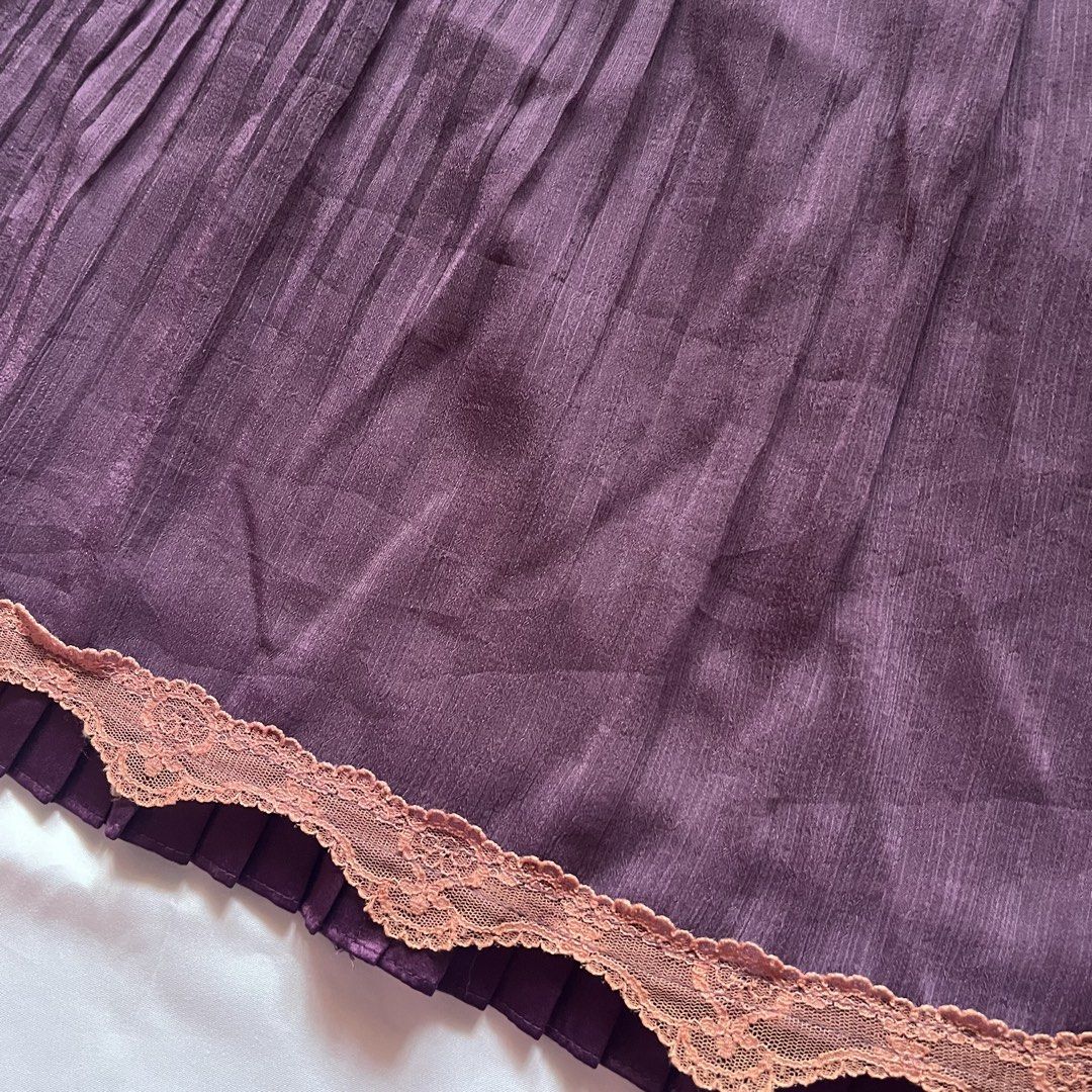PURPLE PLEATED WHIMSY KNEE LENGTH SKIRT (Category: Skirts) located in Aloran. Submitted by cattycartz (Listing ID 1469446993, Image 3). Description: 26 inch waist 23 inch length MOP: MAYA .