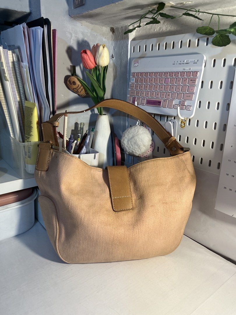Ralph Lauren Beige Canvas Hobo Bag (Category: Shoulder Bags) located in Muntinlupa City. Submitted by pique.unique (Listing ID 1469535498, Image 2). Description: - Vintage Hobo - Authenticity Guaranteed - Brand: Ralph Lauren - Style: Hobo bag with single shoulder strap - Material: Beige canvas with textured herringbone pattern & brown leather trim - Details: Contrast white stitching, metal hardware stamped with brand name, front flap closure with