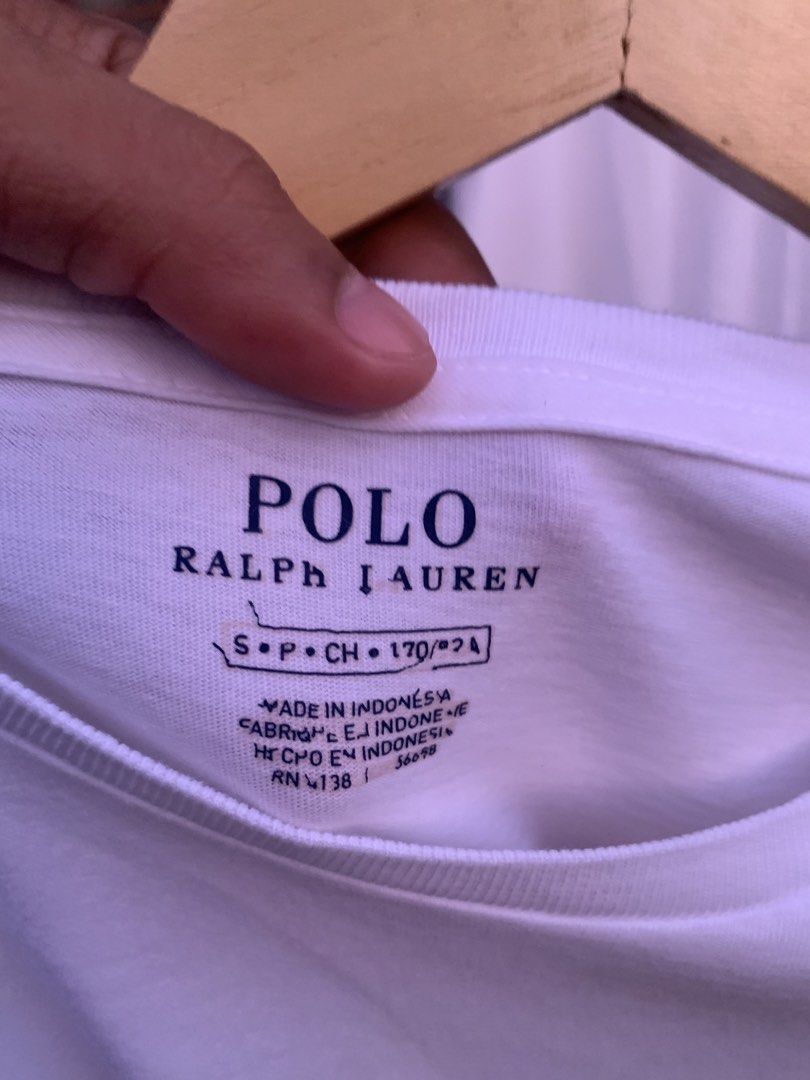 Ralph Lauren White Shirt (Category: Luxury Apparel) located in Valenzuela. Submitted by thriftpings0 (Listing ID 1469510476, Image 2). Description: No issue Size small on tag Fit to medium Excellent condition .