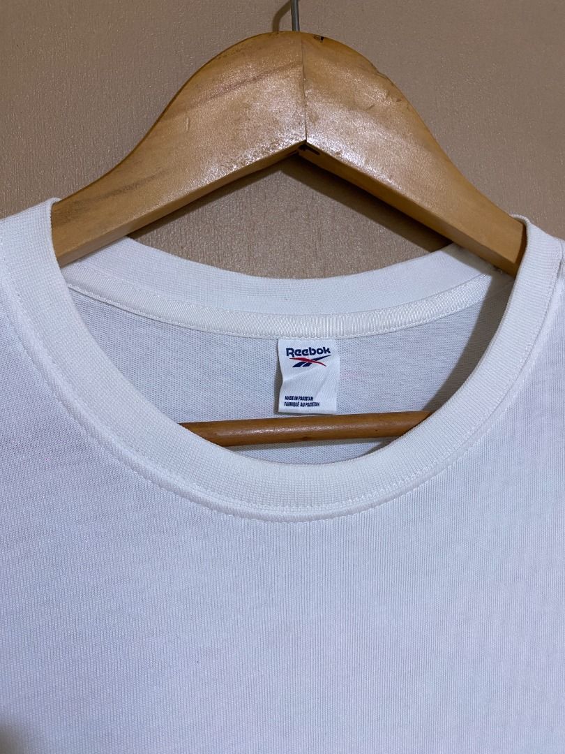 Reebok Logo White Basic Tee Shirt (Category: Tshirts & Polo Shirts ) located in Cadiz. Submitted by thespotcdz (Listing ID 1469539727, Image 2). Description: Large on tag Width 20.5" Length 29.5" Excellent condition.