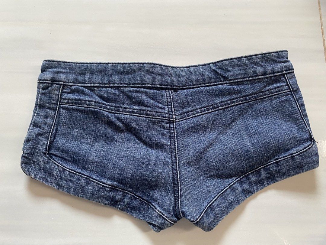 Refuge Denim Shorts Size 1 (Category: Shorts) located in Santa Rosa. Submitted by honeyrackk (Listing ID 1469442833, Image 2). Description: - Brand: Refuge - Style: Low rise denim shorts with unique button closure US SIZE 25.