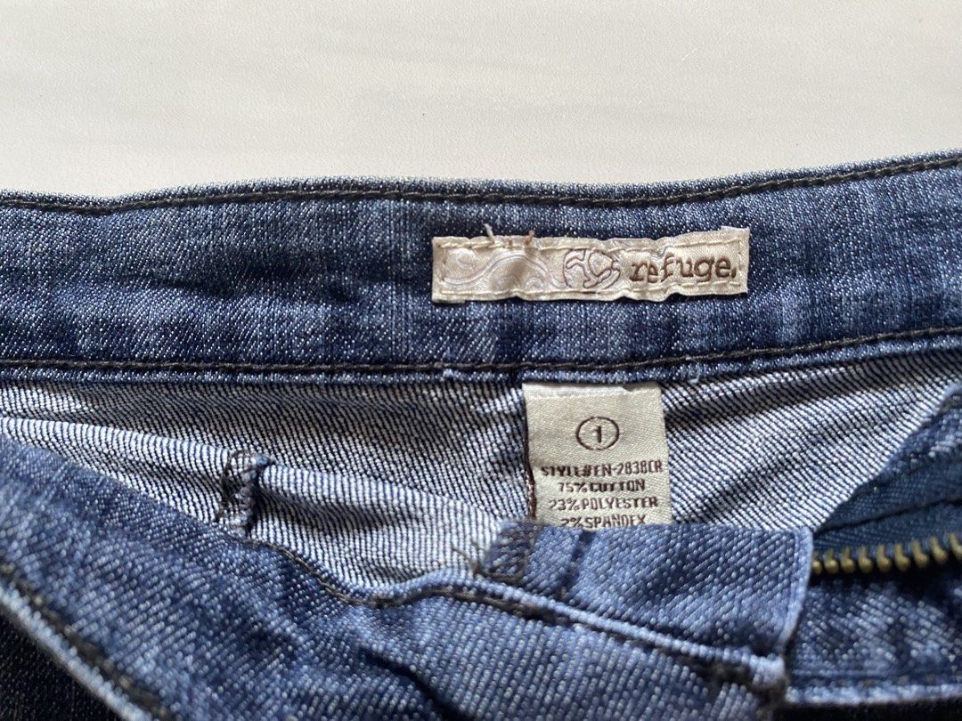 Refuge Denim Shorts Size 1 (Category: Shorts) located in Santa Rosa. Submitted by honeyrackk (Listing ID 1469442833, Image 3). Description: - Brand: Refuge - Style: Low rise denim shorts with unique button closure US SIZE 25.