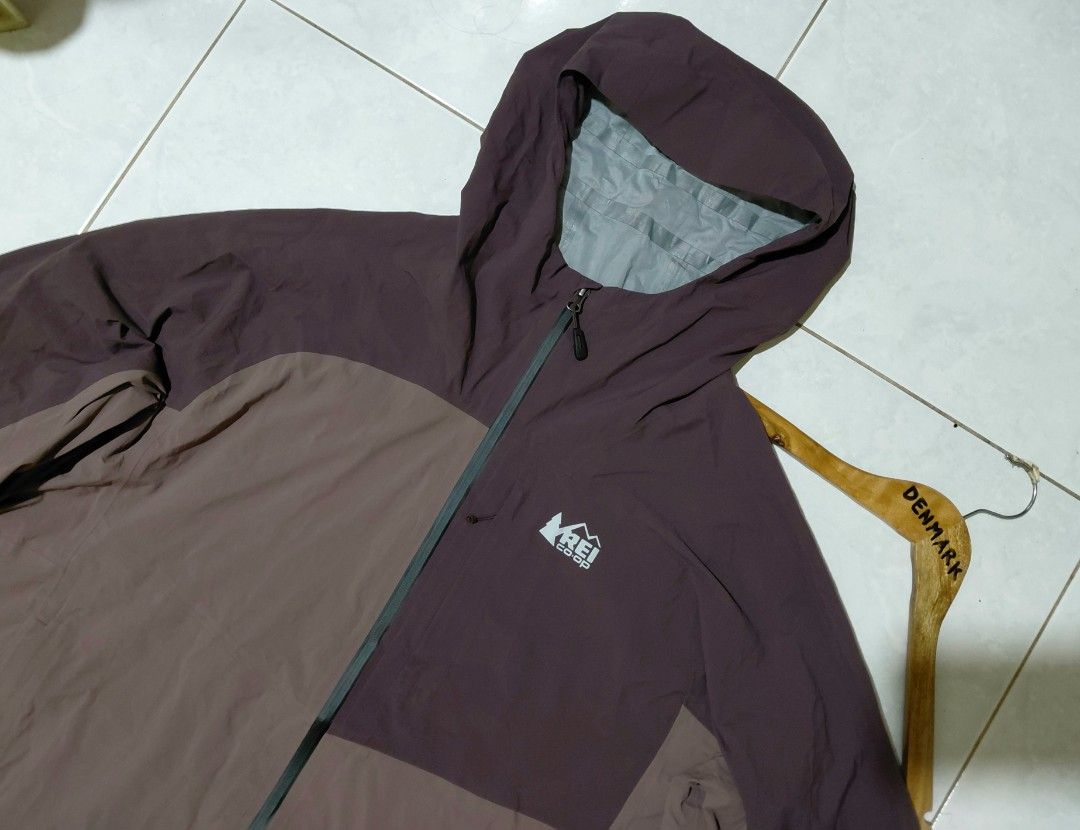 REI COOP XEROCLOUD 3L RAIN JACKET (Category: Coats, Jackets and Outerwear) located in Bato. Submitted by djuera92 (Listing ID 1469526664, Image 2). Description: REI-COOP XEROCLOUD 3L RAIN JACKET MADE IN VIETNAM ✅WATER & WINDPROOF ️✅️LIGHTWEIGHT ✅PACKABLE SIZE XL 26 X 30 BIG SIZE GOOD AS NEW!! INTACT INNER! CLAIM 1000 PM📩📩 ️.