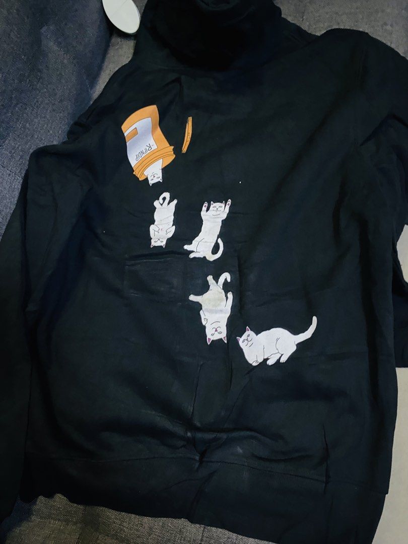 Rip and dip hoodie (Category: Activewear) located in Caloocan City. Submitted by luxurymurayta888 (Listing ID 1469471628, Image 2). Description: large.