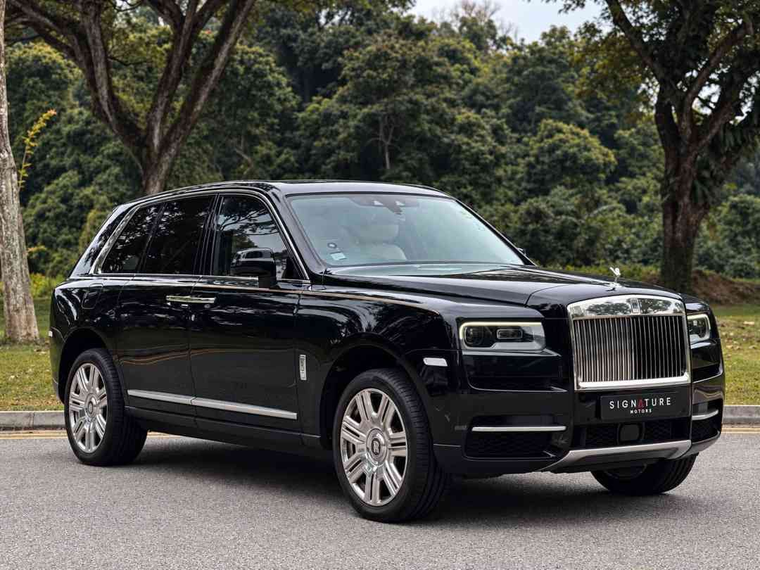 Rolls-Royce Cullinan 6.75 V12 (A) (Category: Used Cars) located in Singapore. Submitted by signaturemotors (Listing ID 1469472153, Image 2). Description: Showroom: 237 ALEXANDRA ROAD 237 Alexandra Road #02-04 Singapore 159929 Fully Agent Maintained! High ARF! Rare 4-Seater Cullinan In Town! Come With Champagne Cooler/Fridge Or A Whisky Decanter Paired With Bespoke Rolls-Royce Crystal Whisky Glasses And Champagne Flutes. Rear Infotainment System. 