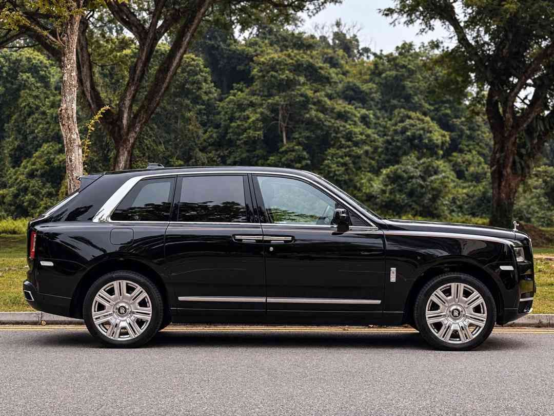 Rolls-Royce Cullinan 6.75 V12 (A) (Category: Used Cars) located in Singapore. Submitted by signaturemotors (Listing ID 1469472153, Image 3). Description: Showroom: 237 ALEXANDRA ROAD 237 Alexandra Road #02-04 Singapore 159929 Fully Agent Maintained! High ARF! Rare 4-Seater Cullinan In Town! Come With Champagne Cooler/Fridge Or A Whisky Decanter Paired With Bespoke Rolls-Royce Crystal Whisky Glasses And Champagne Flutes. Rear Infotainment System. 