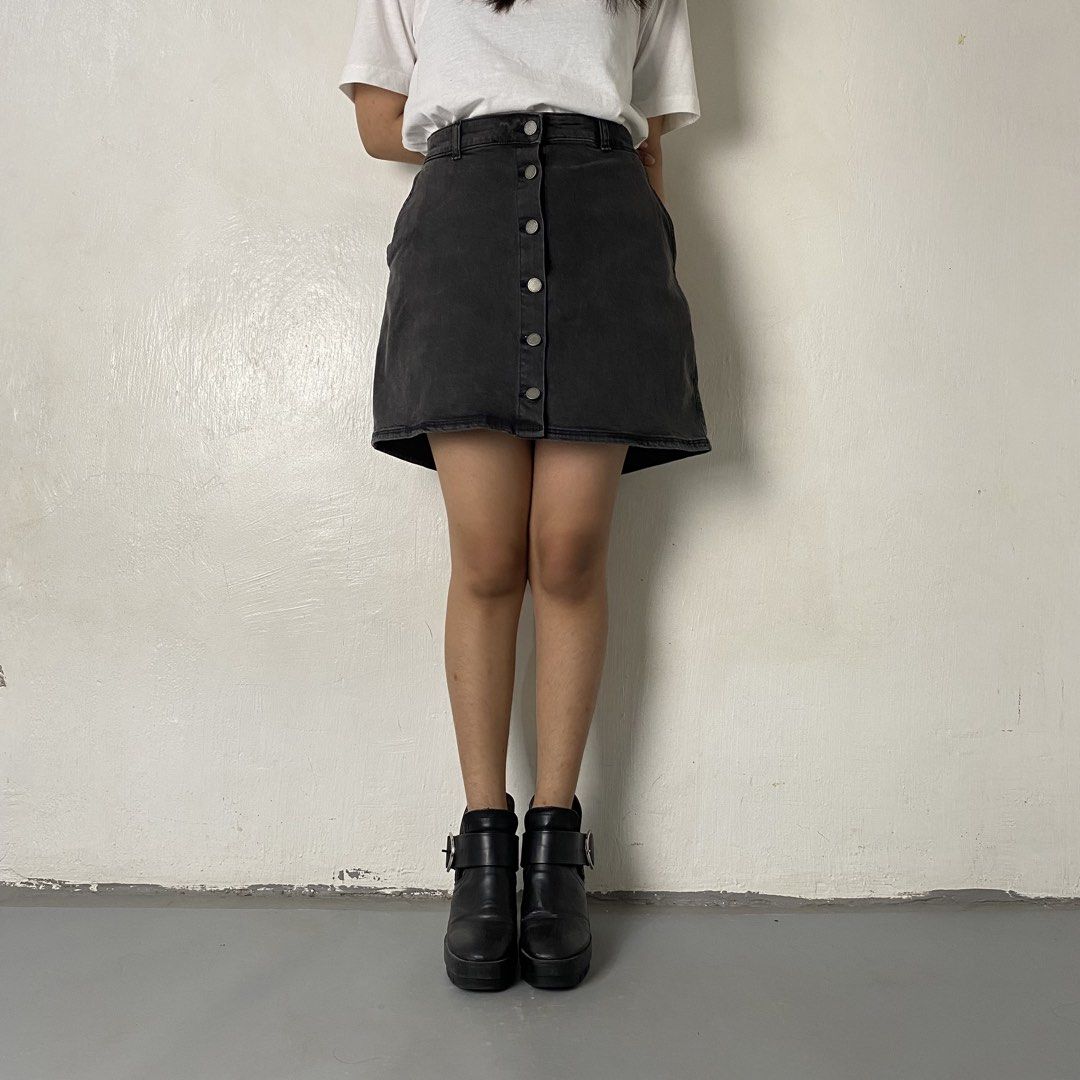 ROXY 🌸 | Button-Front Charcoal Denim Mini Skirt (Category: Skirts) located in Bulacan. Submitted by orc.ph (Listing ID 1469505672, Image 2). Description: ROXY 🌸 | Button-Front Charcoal Denim Mini Skirt Material Used: Cotton -Washed Charcoal -Full Button-Down Front Closure -Scoop Pockets & Back Patch Pockets -A-Line -Mini Skirt ‎-Size: L ‎-Waistline: 34” ‎-Length: 16” ‎-Model: ‘’5’0, Waistline 28- Small to Medium Frame ‎ ‎Pristined Condition. No