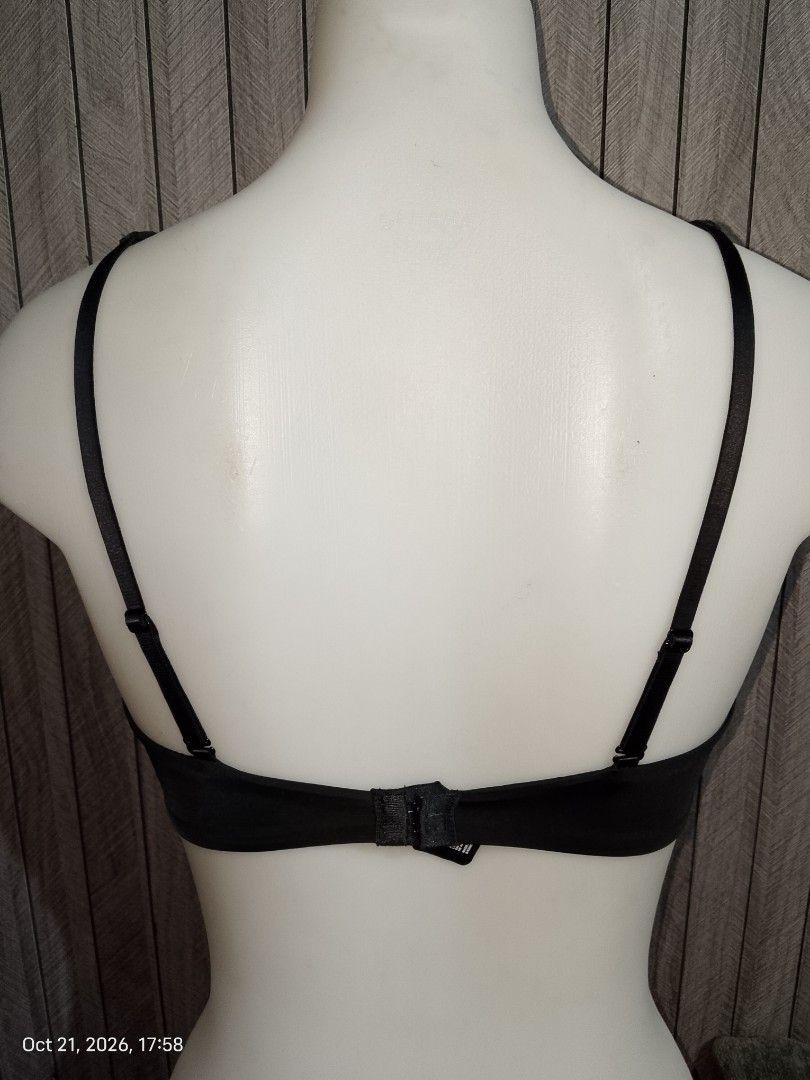 S: GAP BLACK BRA NO PADS NONWIRE DOUBLE LINING (Category: Undergarments & Loungewear) located in Manila. Submitted by truecrystal-1407 (Listing ID 1469483467, Image 3). Description: .