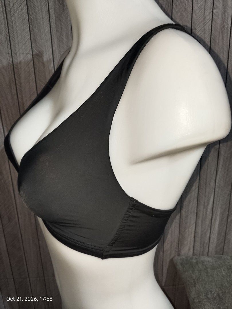 S: GAP BLACK BRA NO PADS NONWIRE DOUBLE LINING (Category: Undergarments & Loungewear) located in Manila. Submitted by truecrystal-1407 (Listing ID 1469483467, Image 2). Description: .