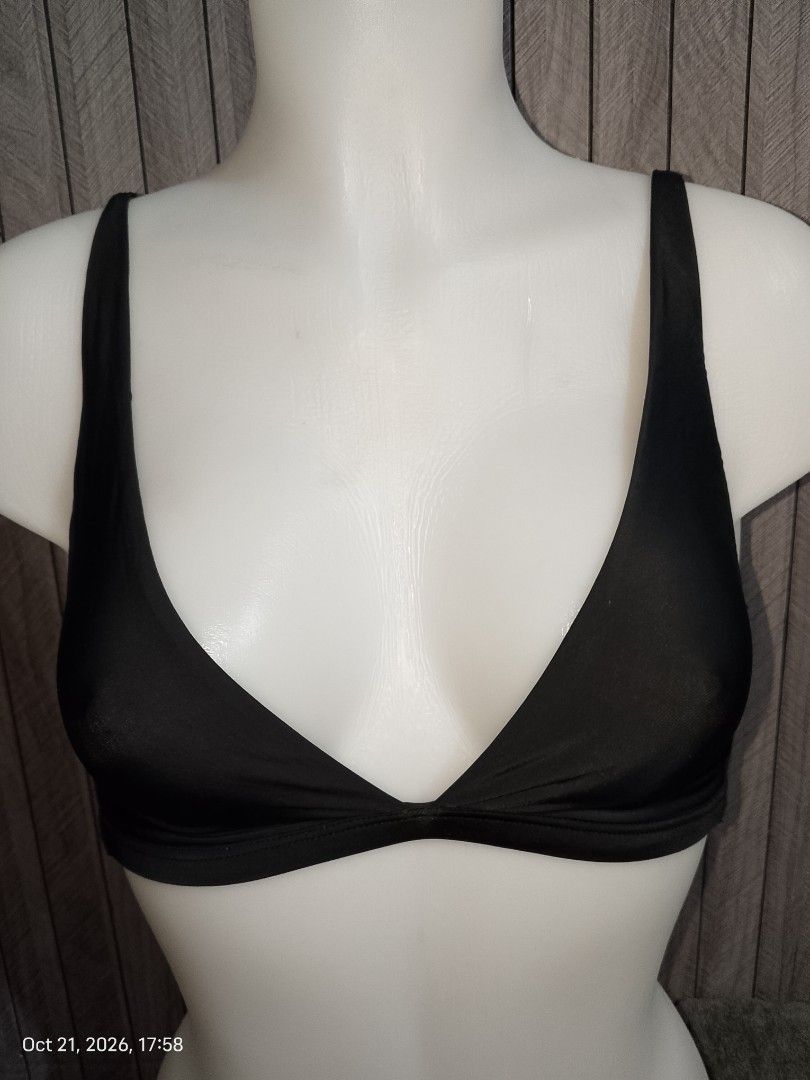 S: GAP BLACK BRA NO PADS NONWIRE DOUBLE LINING (Category: Undergarments & Loungewear) located in Manila. Submitted by truecrystal-1407 (Listing ID 1469483467, Image 1). Description: .