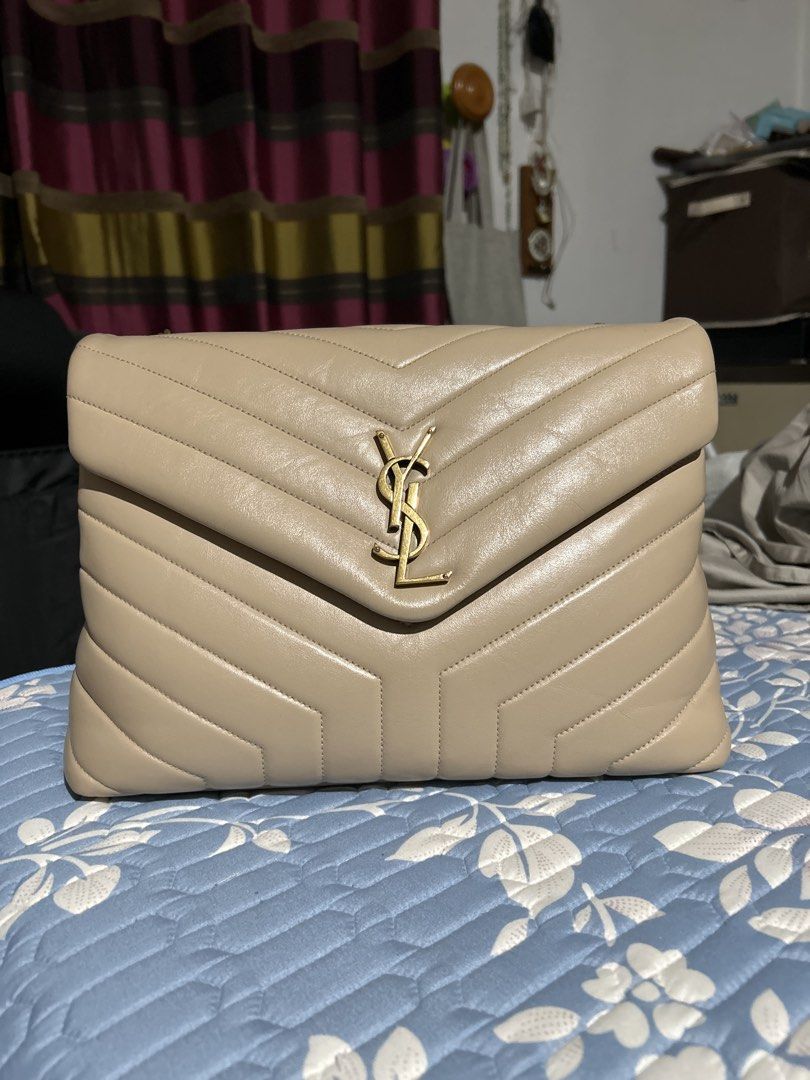 Saint Laurent Loulou Medium Chain Bag (Category: Luxury Bags & Wallets) located in Alitagtag. Submitted by patrickvillanueva (Listing ID 1469526181, Image 1). Description: 📐 Dimensions & Structure The Medium size sits in a perfect “sweet spot” for daily use, offering ample interior capacity while maintaining a sleek, tailored look. • Measurements: 29 x 17 x 8 cm (approx. 11.4” x 6.7” x 3.1”). • Strap Configuration: A sliding curb-link chain with