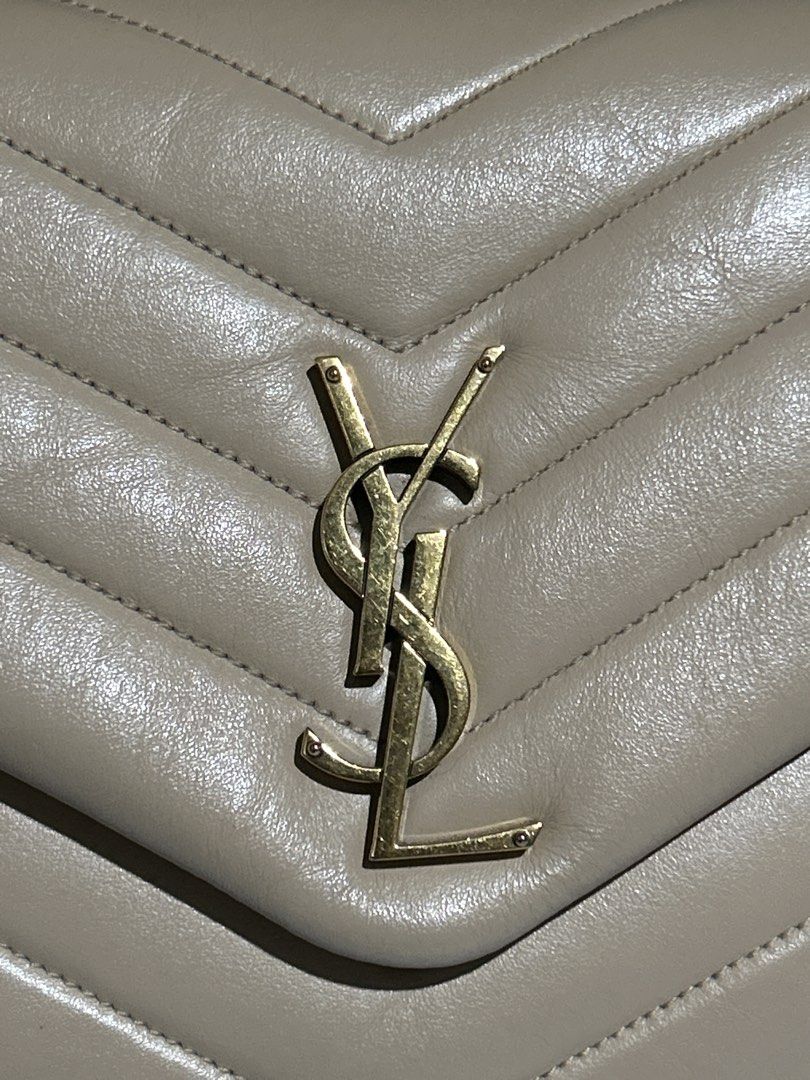 Saint Laurent Loulou Medium Chain Bag (Category: Luxury Bags & Wallets) located in Alitagtag. Submitted by patrickvillanueva (Listing ID 1469526181, Image 2). Description: 📐 Dimensions & Structure The Medium size sits in a perfect “sweet spot” for daily use, offering ample interior capacity while maintaining a sleek, tailored look. • Measurements: 29 x 17 x 8 cm (approx. 11.4” x 6.7” x 3.1”). • Strap Configuration: A sliding curb-link chain with