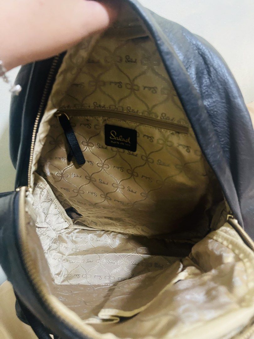 Salad Convertible Leather Backpack (Category: Backpacks) located in Manila. Submitted by rare_goldy (Listing ID 1469419744, Image 3). Description: —kasya laptop 14” —genuine leather -FREE SF.