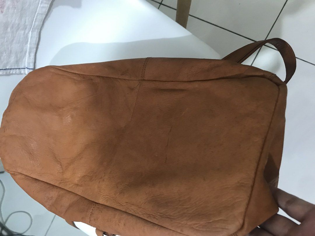 Salad big leather bag (Category: Tote Bags) located in Balete No 2. Submitted by troyesybang (Listing ID 1469528210, Image 2). Description: Leather bag large tote strap Use some watermark back normal for leather X sensi Sf via jt.