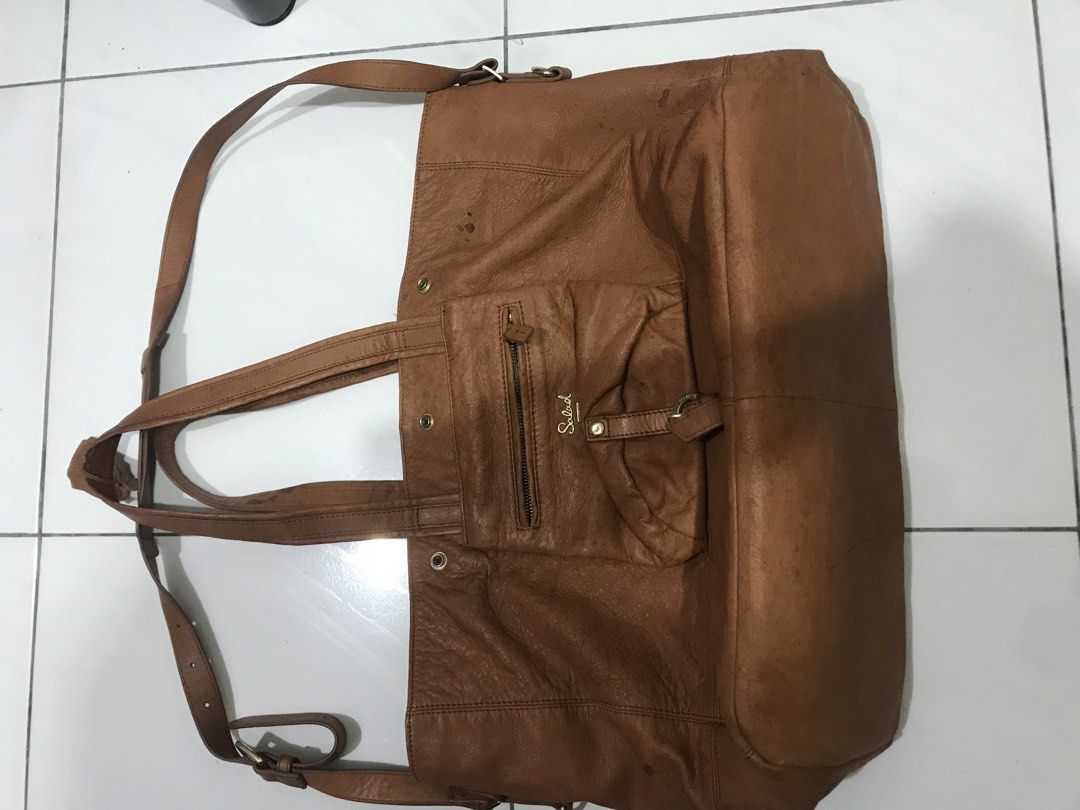 Salad big leather bag (Category: Tote Bags) located in Balete No 2. Submitted by troyesybang (Listing ID 1469528210, Image 1). Description: Leather bag large tote strap Use some watermark back normal for leather X sensi Sf via jt.