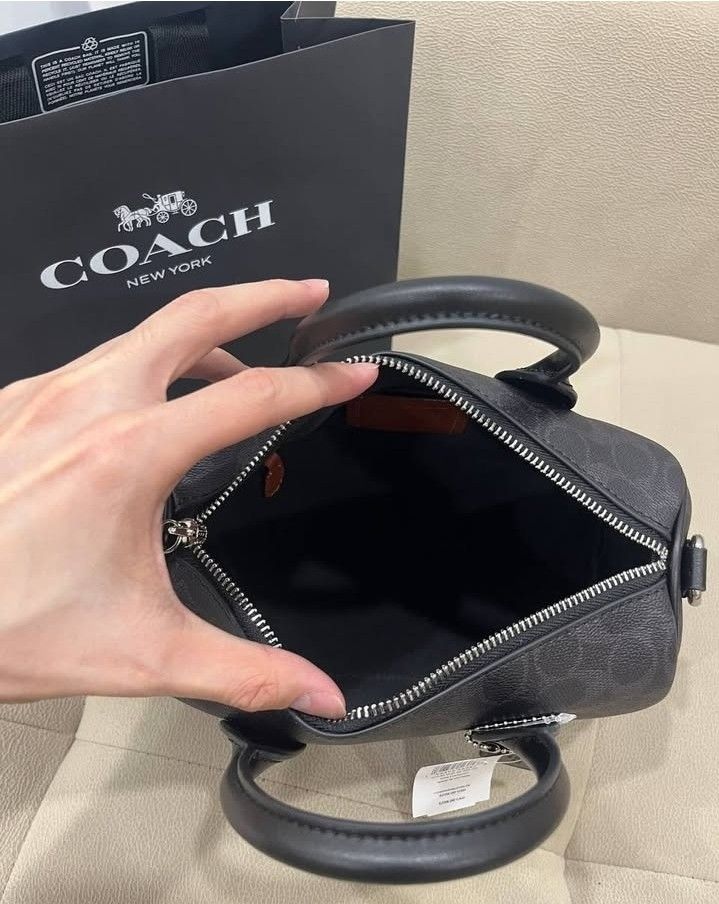 SALE COACH COMPASS 25 (Category: Sling Bags) located in Pasig City. Submitted by titalana2011991 (Listing ID 1469394341, Image 3). Description: BRANDNEW/ ORIGINAL COMPLETE INCLUSIONS ACTUAL PHOTO DELIVERY via LALAMOVE.