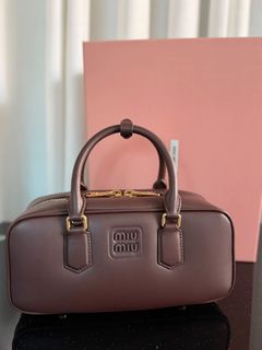 (Category: ) located in . Submitted by bagsandshoesmanymore (Listing ID 1469427319, Image 1). Description: .